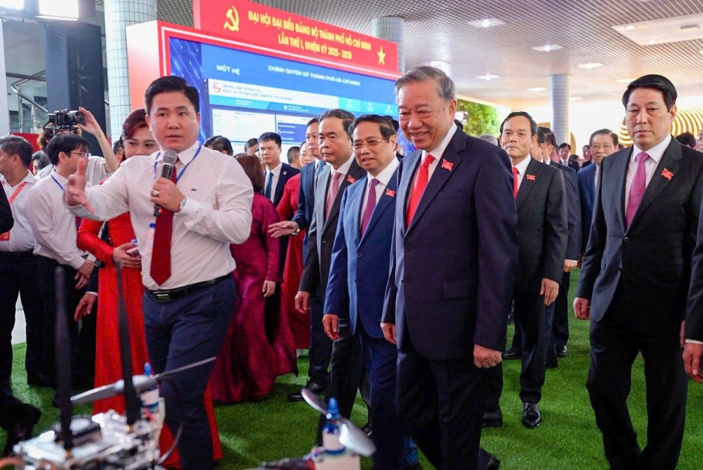 Tổng Bí thư Tô Lâm, Chủ tịch nước Lương Cường, Thủ Tướng Phạm Minh Chính, Chủ tịch quốc hội Trần Thanh Mẫn, Thường trực Ban Bí thư Trung ương Đảng Trần Cẩm Tú và Đoàn đại biểu ghé thăm gian hàng quản lý điều hành không gian đô thị của Becamex và VNTT