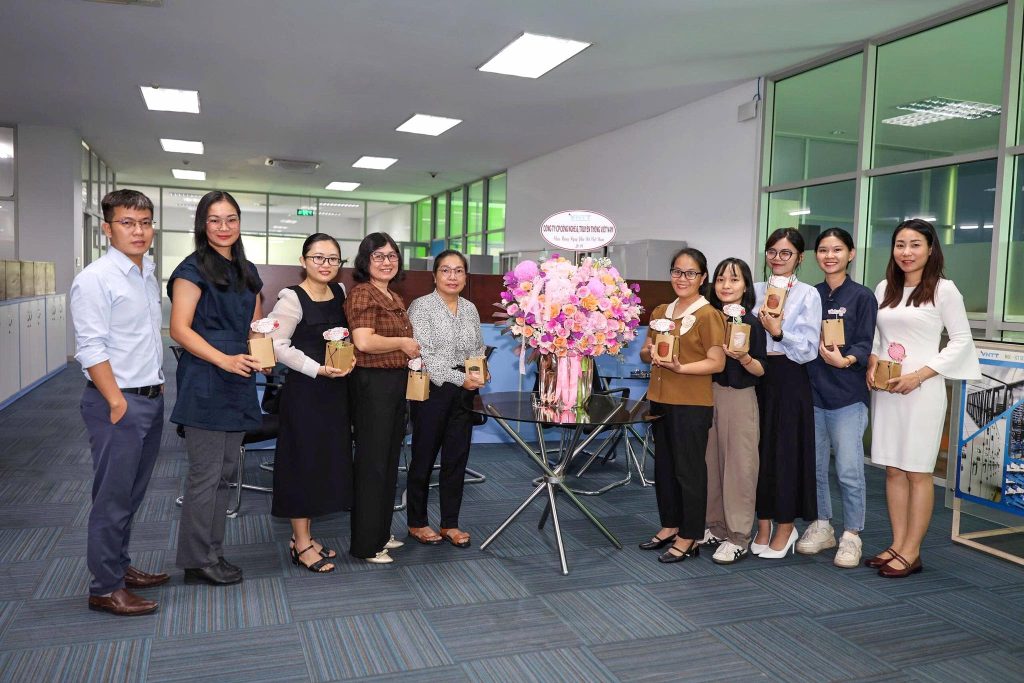 VNTT trao tặng những phần quà 20/10 cho toàn thể nữ cán bộ nhân viên