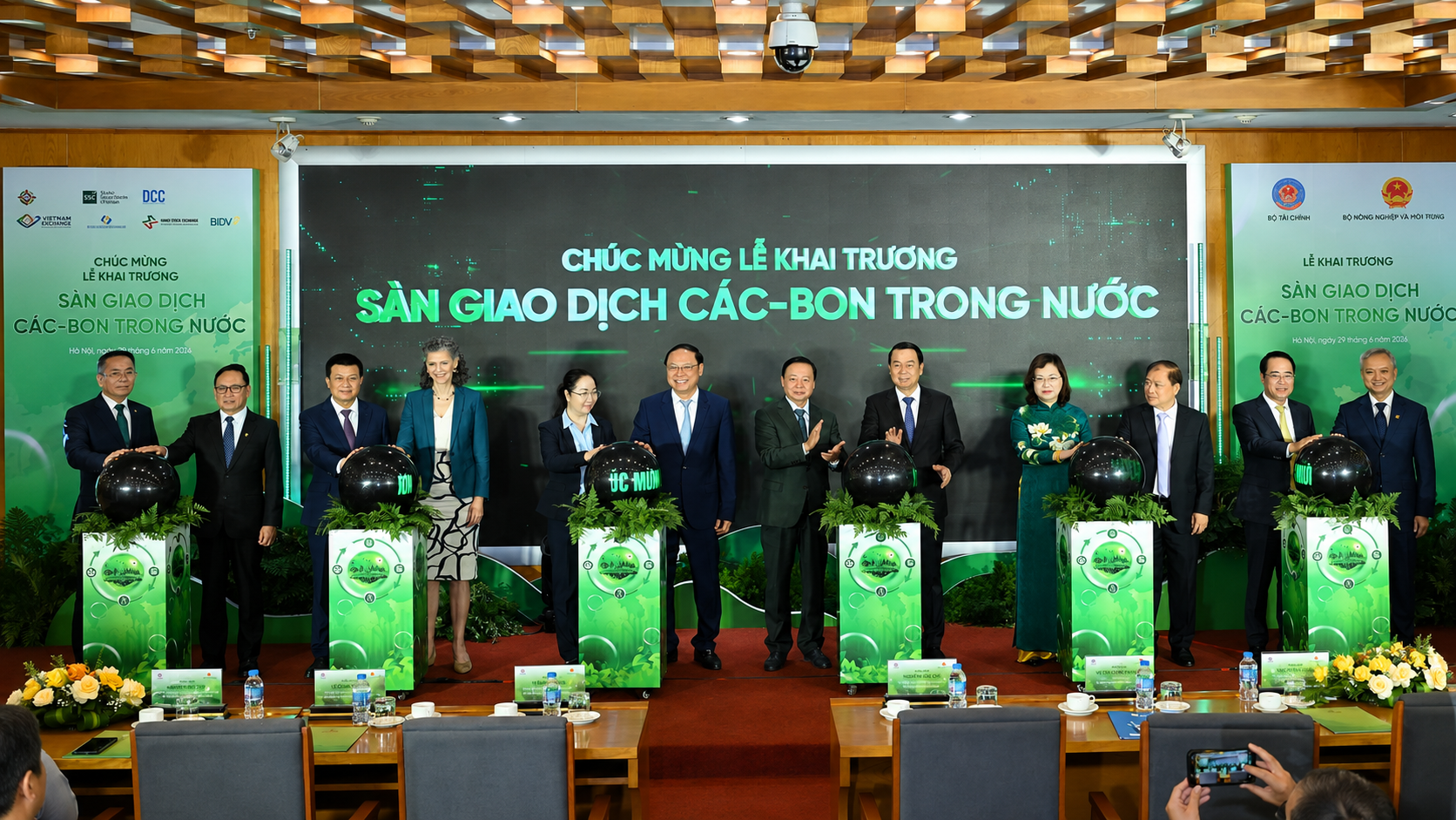Ban đại biểu thực hiện nghi thức khai trương Sàn giao dịch các-bon Việt Nam