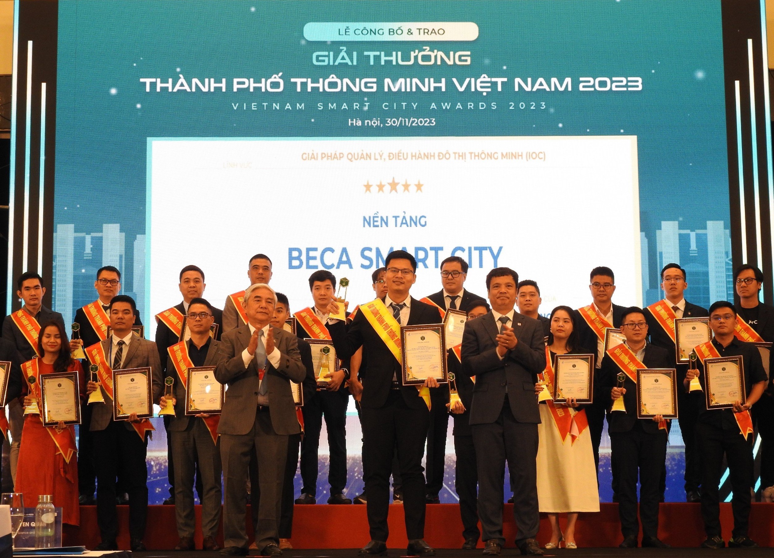 Trưởng Phòng R&D VNTT ông Ngô Nhật Nhi nhận cúp và chứng nhận của BTC tại lễ trao giải