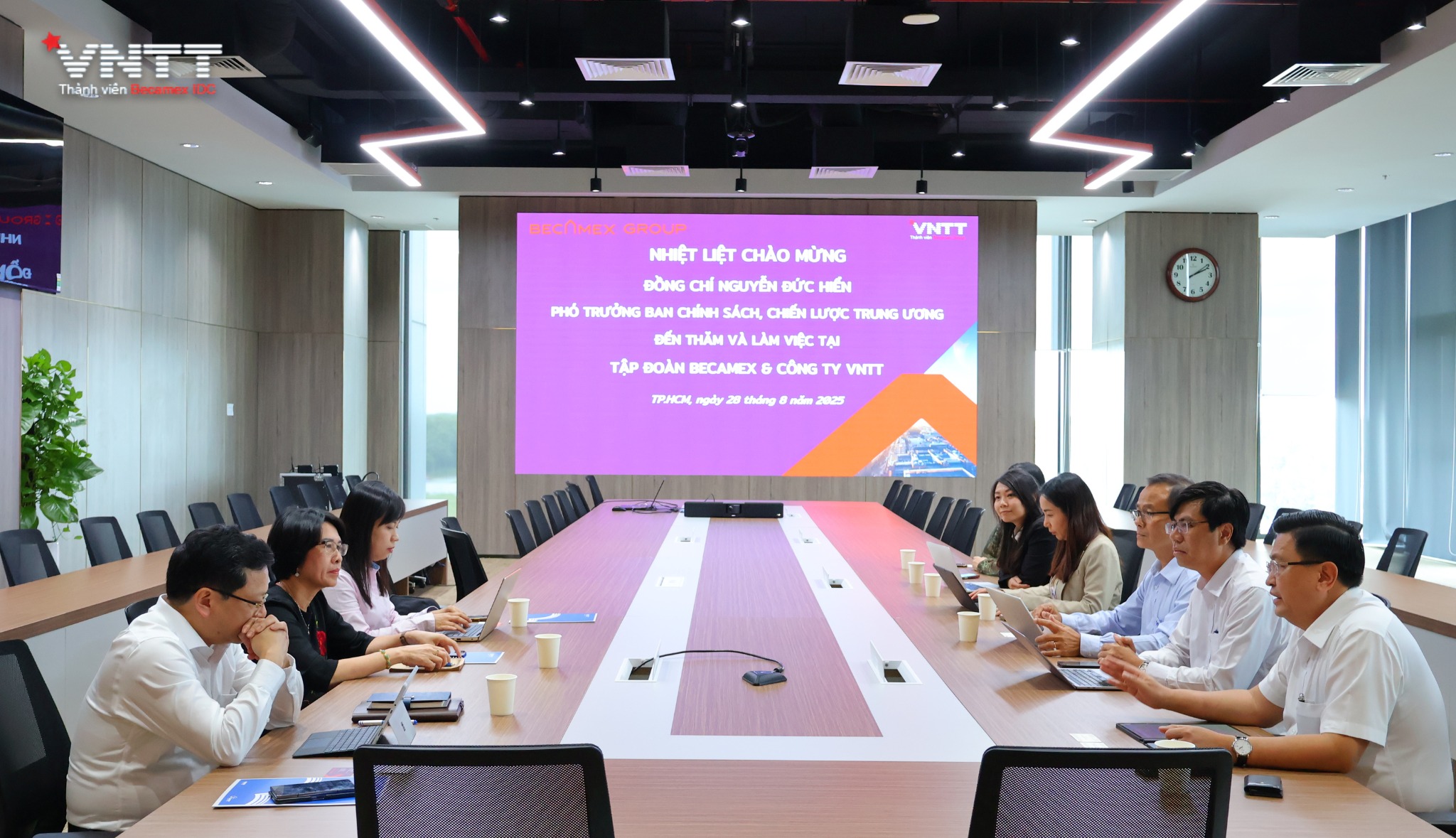 NHIỆT LIỆT CHÀO MỪNG ĐỒNG CHÍ NGUYỄN ĐỨC HIỂN – PHÓ TRƯỞNG BAN CHÍNH SÁCH, CHIẾN LƯỢC TRUNG ƯƠNG ĐẾN THĂM VÀ LÀM VIỆC TẠI TẬP ĐOÀN BECAMEX VÀ CÔNG TY VNTT