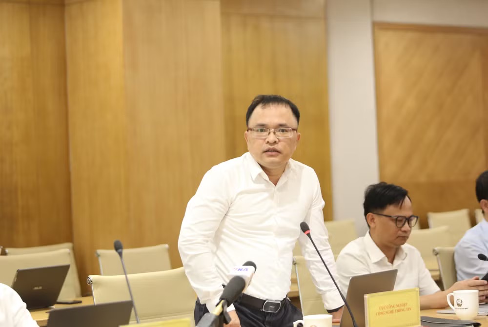 Ông Trần Anh Tú, Phó Cục trưởng Cục Công nghiệp công nghệ thông tin trao đổi thông tin tại cuộc họp báo. Ảnh: Báo Nhân Dân